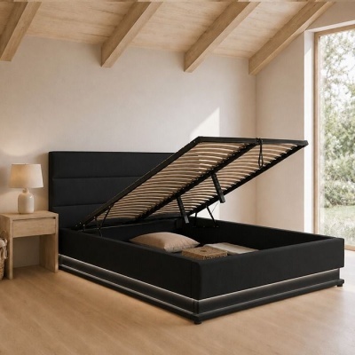 Cama preta de solteiro com armazenamento aberto, cabeceira estofada, mesa de cabeceira de madeira e candeeiro branco numa sala com teto em madeira e janela grande.