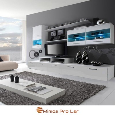 Móvel modular branco com detalhes em vidro azul numa sala moderna com parede cinza e tapete cinza.