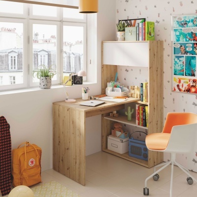 Mesa de escritório em madeira clara com estantes integradas e cadeira branca e laranja junto a janela