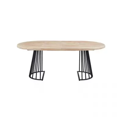 Mesa de jantar oval em madeira clara com pés de metal preto