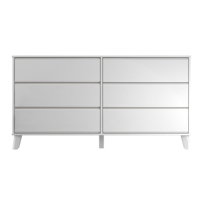 Cómoda branca com seis gavetas e pés inclinados