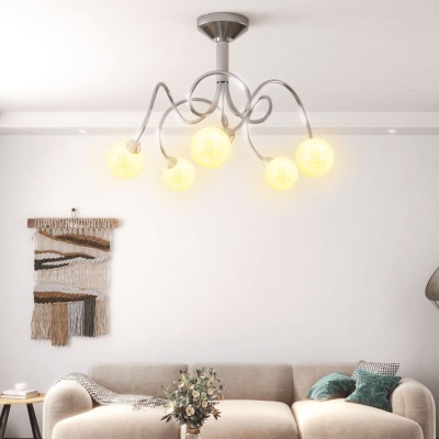 Lustre de teto com cinco globos de vidro fosco numa sala com sofá bege e almofadas verdes