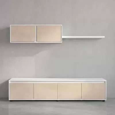 Móvel de sala de estar branco com portas bege, base longa e prateleira suspensa