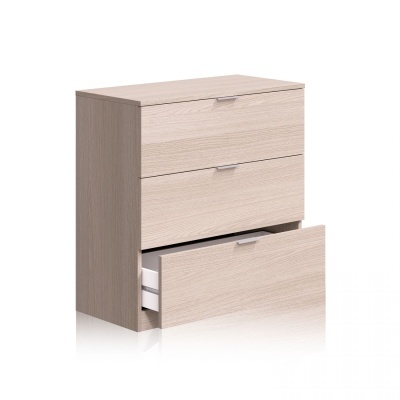Cômoda em madeira clara com três gavetas e puxadores metálicos