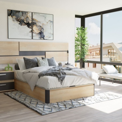 Quarto com cama de madeira clara, roupa branca, almofadas cinza, tapete geométrico, planta verde e janela ampla