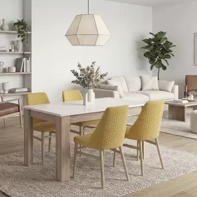 Mesa de jantar de madeira clara com tampo branco e cadeiras amarelas estofadas em sala moderna