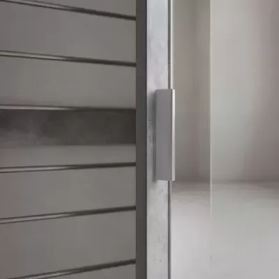 porta de armário metálica com maçaneta e vidro transparente