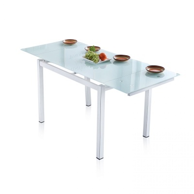 Mesa de vidro transparente com patas brancas e decoração com vegetais e cerâmica