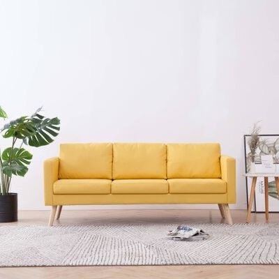Sofá amarelo de três lugares com pés de madeira numa sala minimalista com planta e mesa decorativa