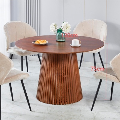 Mesa de jantar redonda em madeira castanha com quatro cadeiras creme e decoração de flor