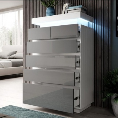 Móvel suspenso de gavetas cinza com acabamento espelhado em parede revestida a madeira