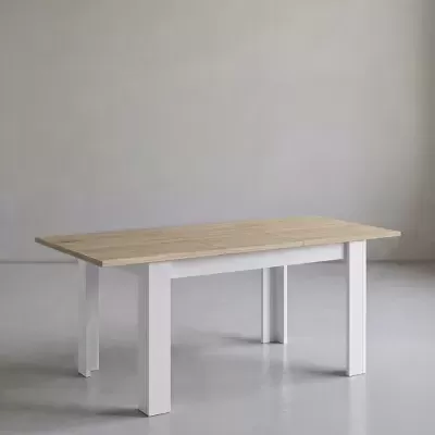 Mesa retangular madeira clara com pés brancos em ambiente minimalista