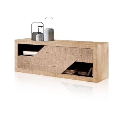 Móvel de madeira clara com compartimentos abertos e decoração de lanternas