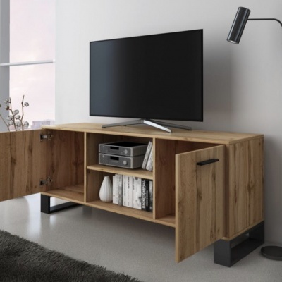 Móvel de TV em madeira clara com portas abertas e luminária preta de pé