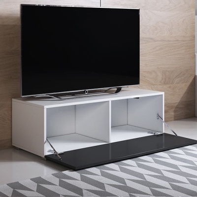 Móvel de televisão branco com porta preta rebatível e televisão preta em cima