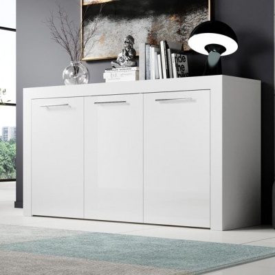 Aparador branco moderno com decoração sobre o tampo