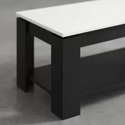 Mesa de centro com tampo branco e estrutura metálica preta