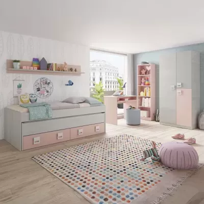 Quarto infantil com cama em madeira clara e gavetas rosa, tapete colorido e móveis rosa
