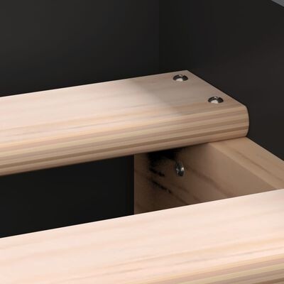 Estrutura de madeira clara com parafusos metálicos visíveis