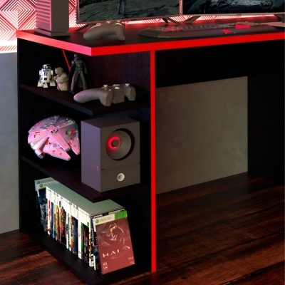 Estante preta com figuras de Star Wars, comando de consola, réplica Millennium Falcon, coluna de áudio e jogos de vídeo