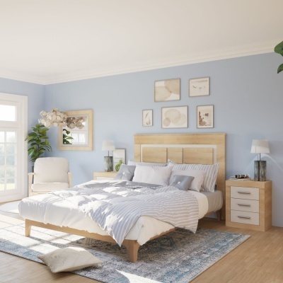 Quarto com cama de madeira clara, roupa de cama branca e cinzentos, mesas de cabeceira, cadeira e parede azul com quadros.