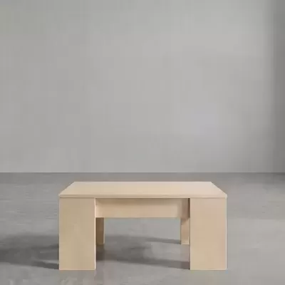 Mesa de centro retangular em madeira clara num ambiente minimalista