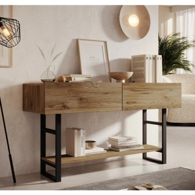 Aparador de madeira clara e metal preto com decoração em sala moderna