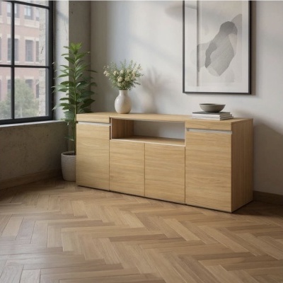 Aparador de madeira clara com decoração e quadro na parede