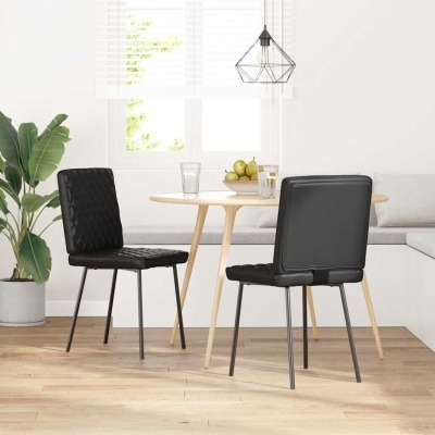 Duas cadeiras de couro preto acolchoado com pernas pretas em redor de mesa oval clara, num ambiente interior com planta e sofá cinza