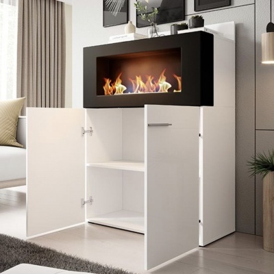 Móvel branco com lareira embutida e portas abertas numa sala moderna