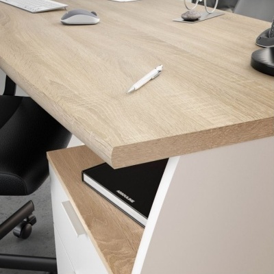 Mesa de escritório em madeira clara e branca com objetos de trabalho