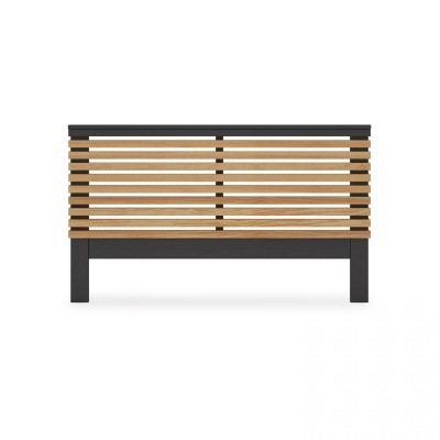 Banco de exterior em metal preto com ripas de madeira clara