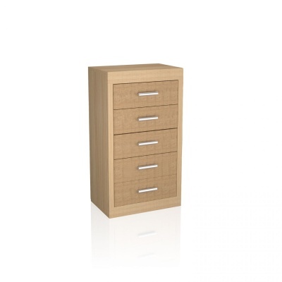 Cômoda de madeira clara com cinco gavetas e puxadores metálicos prateados