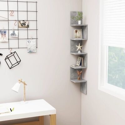 Estante cinzenta de canto com prateleiras decoradas na parede ao lado de mesa branca com luminária, junto a janela