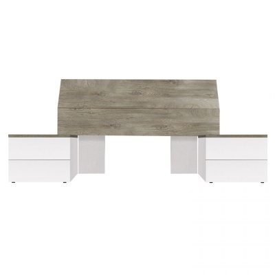 Cabeceira de cama de madeira castanha clara com dois criados-mudos brancos