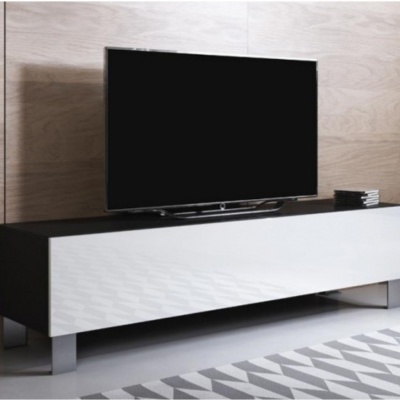 Televisão preta em consola moderna preto e branco com pés metálicos, parede madeira clara.