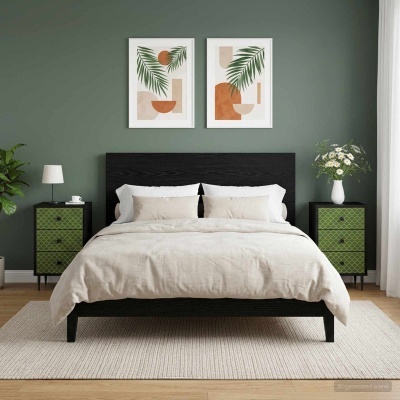 Quarto com cama, roupas de cama bege, mesas de cabeceira verdes, abajur branco, vaso com flores e quadros decorativos na parede verde.