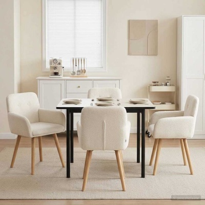 Mesa de jantar branca com pernas pretas e quatro cadeiras estofadas creme com pernas de madeira clara