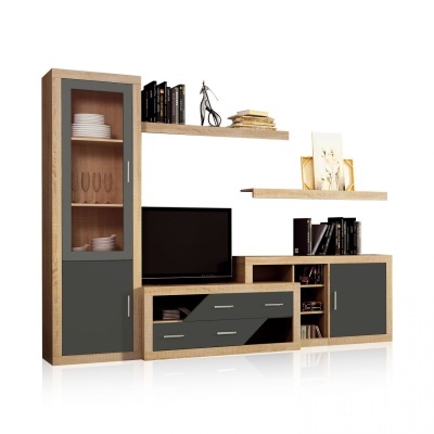 Móvel de sala em madeira clara com portas cinza escuro e vitrina de vidro