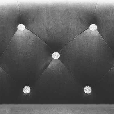 Cabeceira estofada preta com botões brilhantes