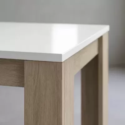 Canto de mesa com tampo branco e pernas de madeira clara