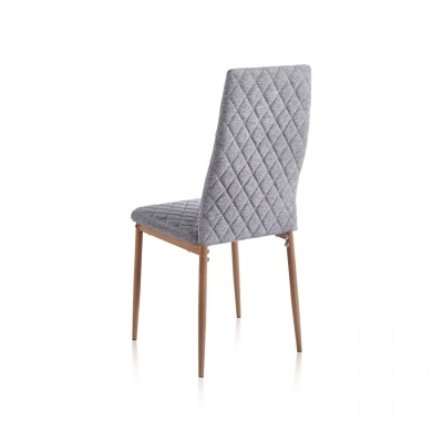 Cadeira estofada cinzenta com pernas de madeira vista de trás