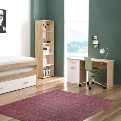 Quarto com cama de madeira clara, estante, secretária e cadeira verde