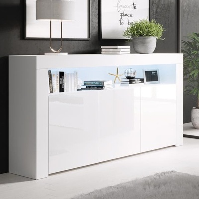 Aparador branco lacado com decoração e candeeiro em ambiente moderno.