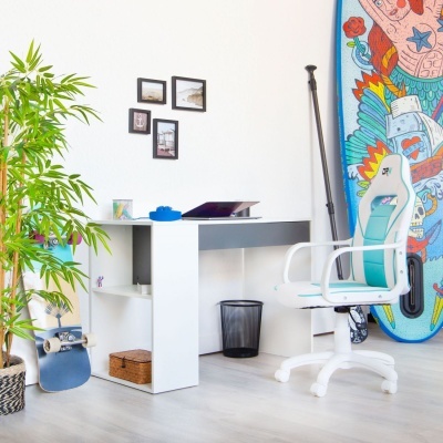 Escritório moderno com secretária branca, cadeira ergonómica branca e azul, pranchas de skate azuis, bambu artificial e decoração de parede com quadros e prancha de surf colorida