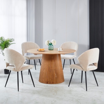Conjunto de mesa de jantar redonda em madeira clara com quatro cadeiras estofadas em tecido cru