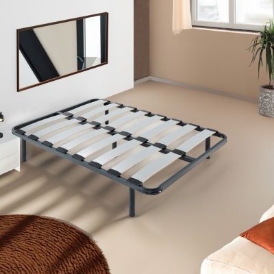 Estrado de cama metálico com ripas brancas num quarto minimalista com espelho e cortinas claras