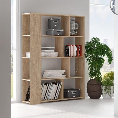 Estante de madeira clara com caixas e livros, ao lado plantas em vasos, junto a janela