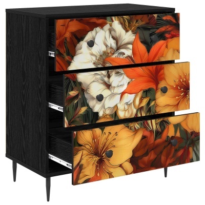 Cômoda preta com três gavetas decoradas com grandes flores laranja, bege e verde, com puxadores redondos pretos.
