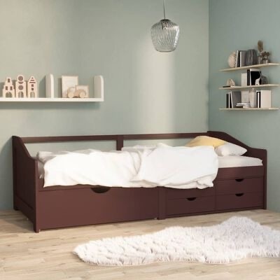 Cama divã castanho escuro com gavetas e roupa branca num quarto verde claro com prateleiras e candeeiro suspenso